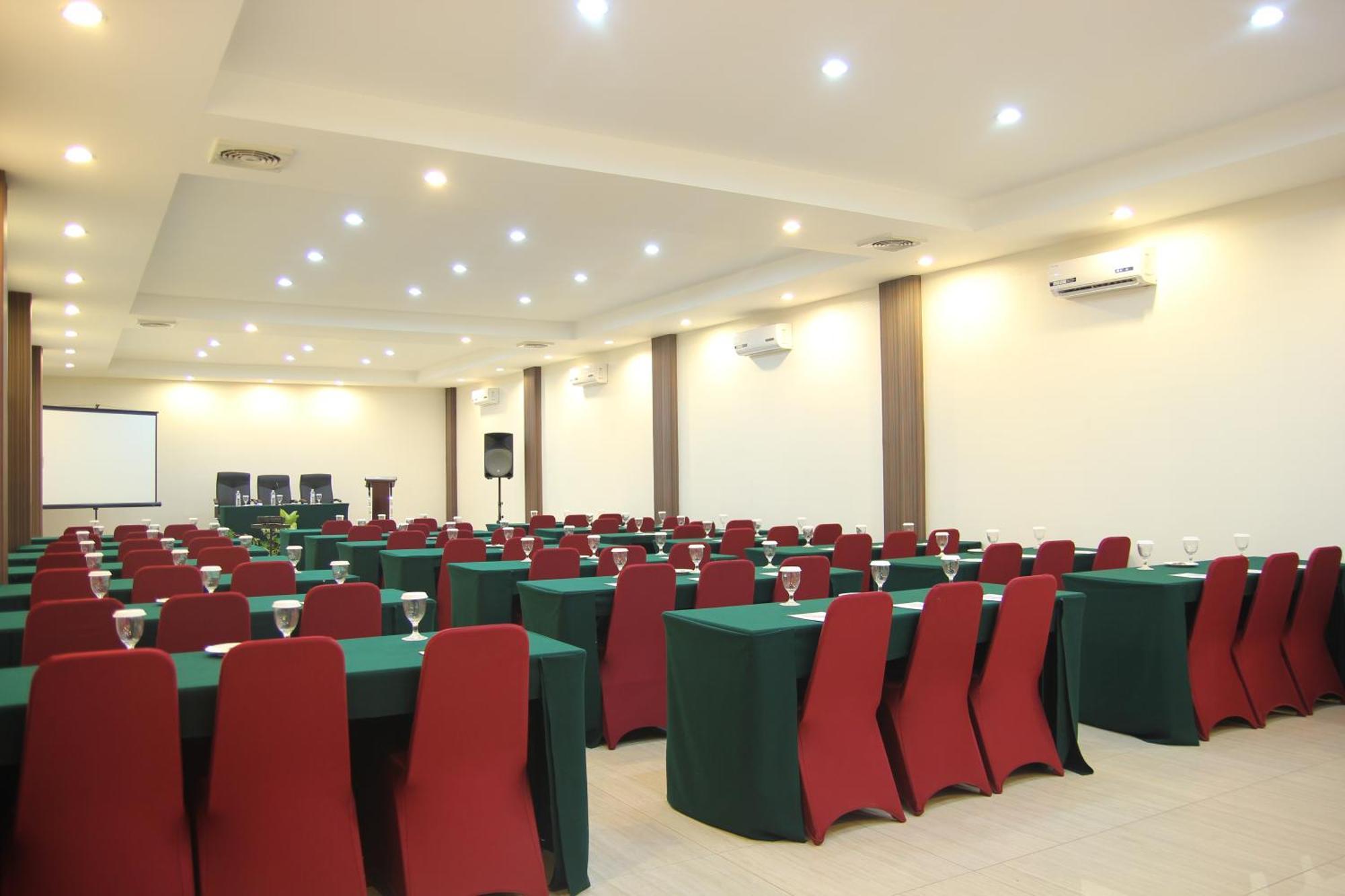 Hotel Roditha Banjarbaru Банджермасин Екстериор снимка