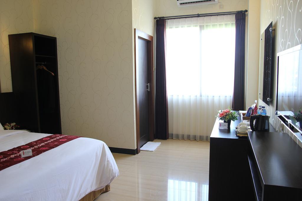 Hotel Roditha Banjarbaru Банджермасин Стая снимка