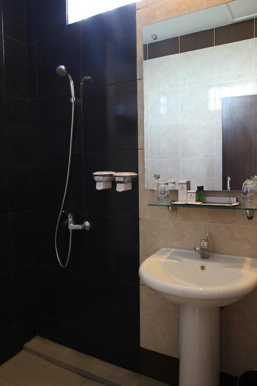 Hotel Roditha Banjarbaru Банджермасин Стая снимка